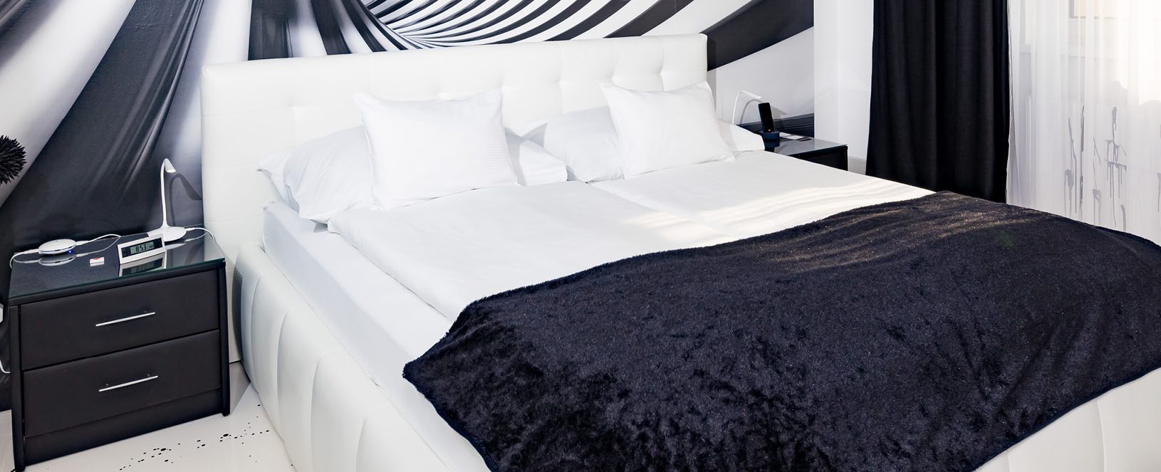 slider_home_blackandwhiteroom
